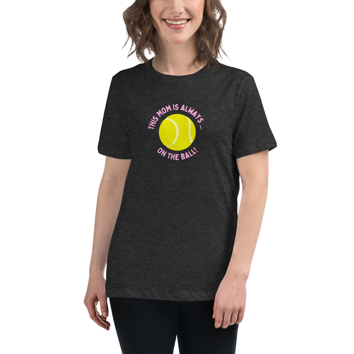 "Cette maman est toujours sur le ballon" T-shirt décontracté pour femmes