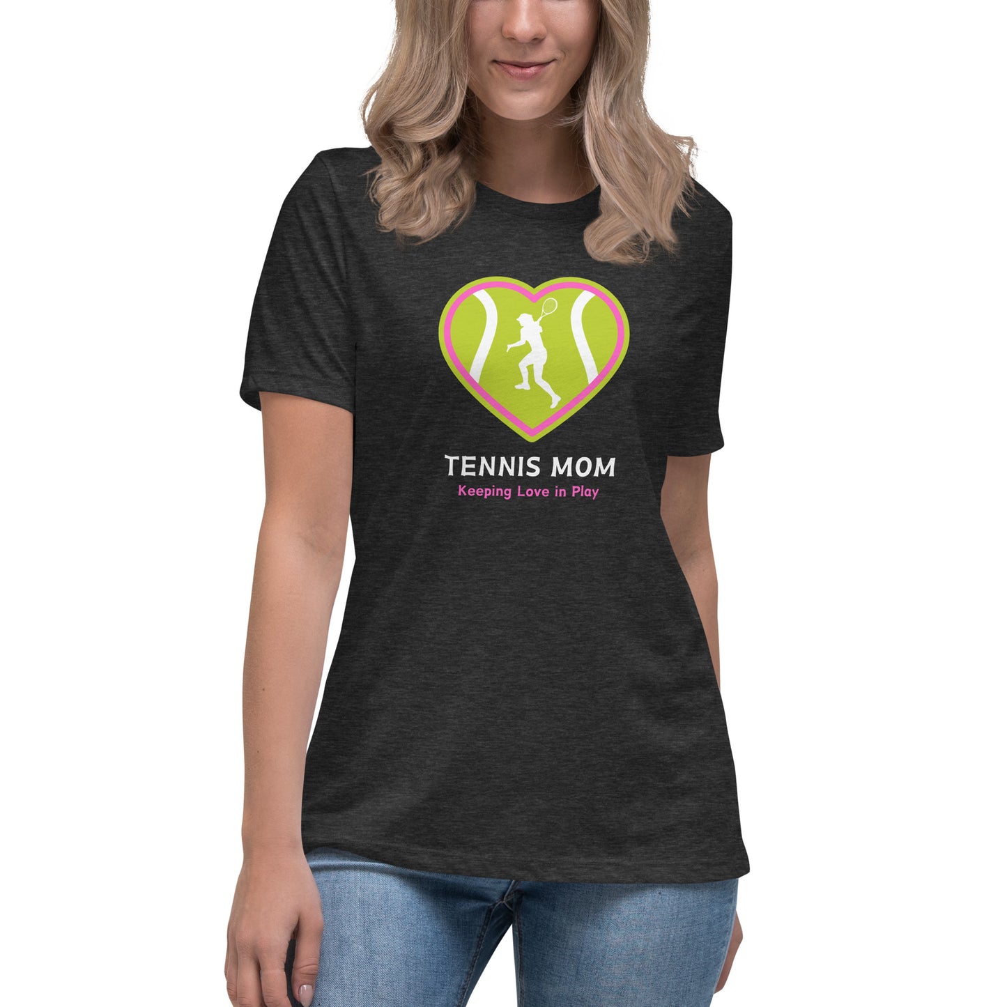 "Tennis Mom Keeping Love in Play" T-shirt décontracté pour femmes