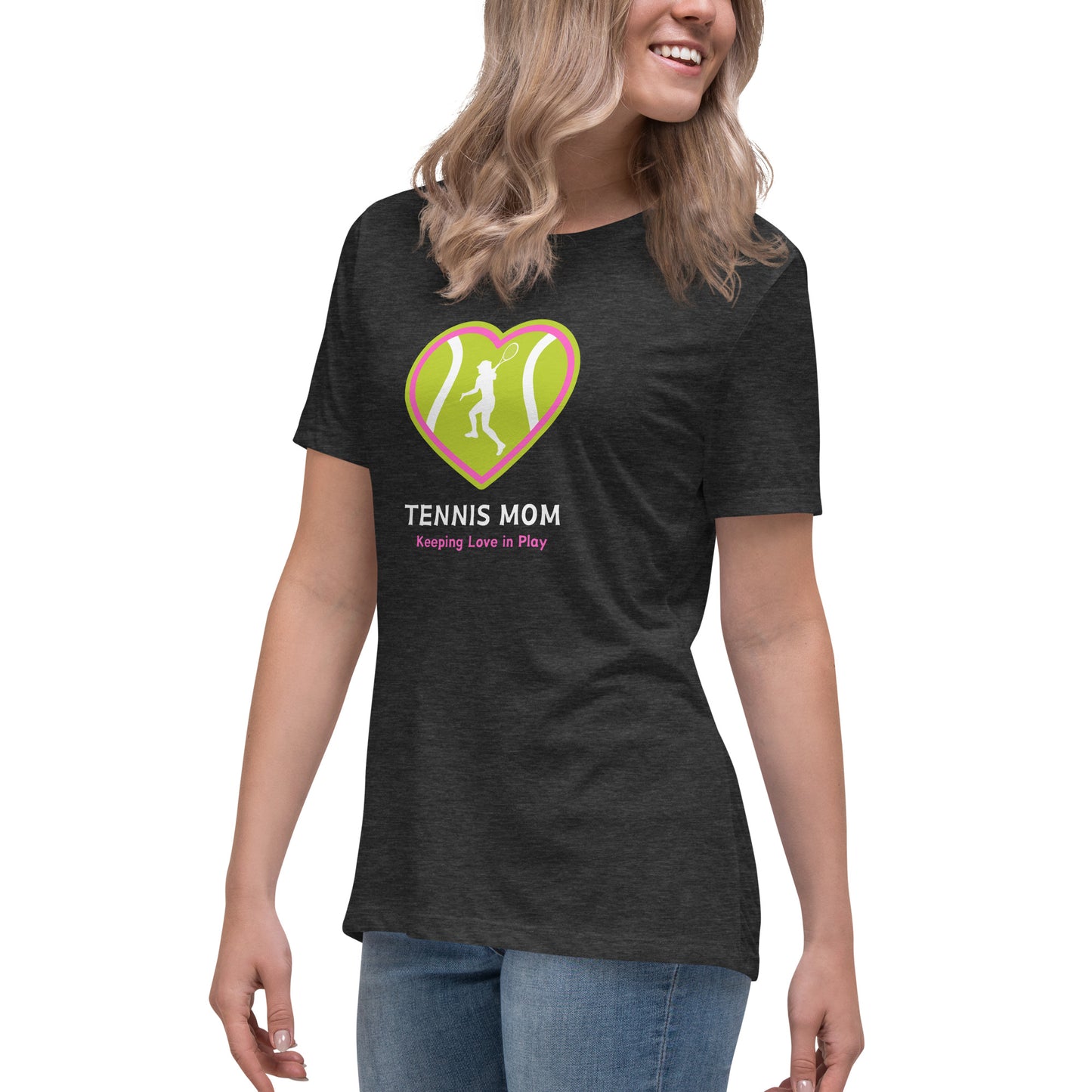 "Tennis Mom Keeping Love in Play" T-shirt décontracté pour femmes