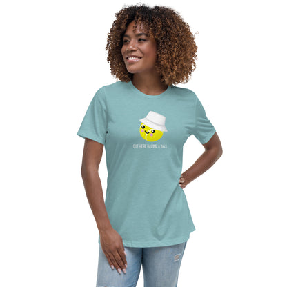 Camiseta de mujer Courtney "Aquí teniendo una pelota"