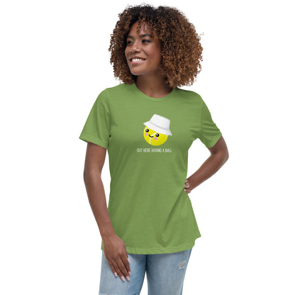 Camiseta de mujer Courtney "Aquí teniendo una pelota"